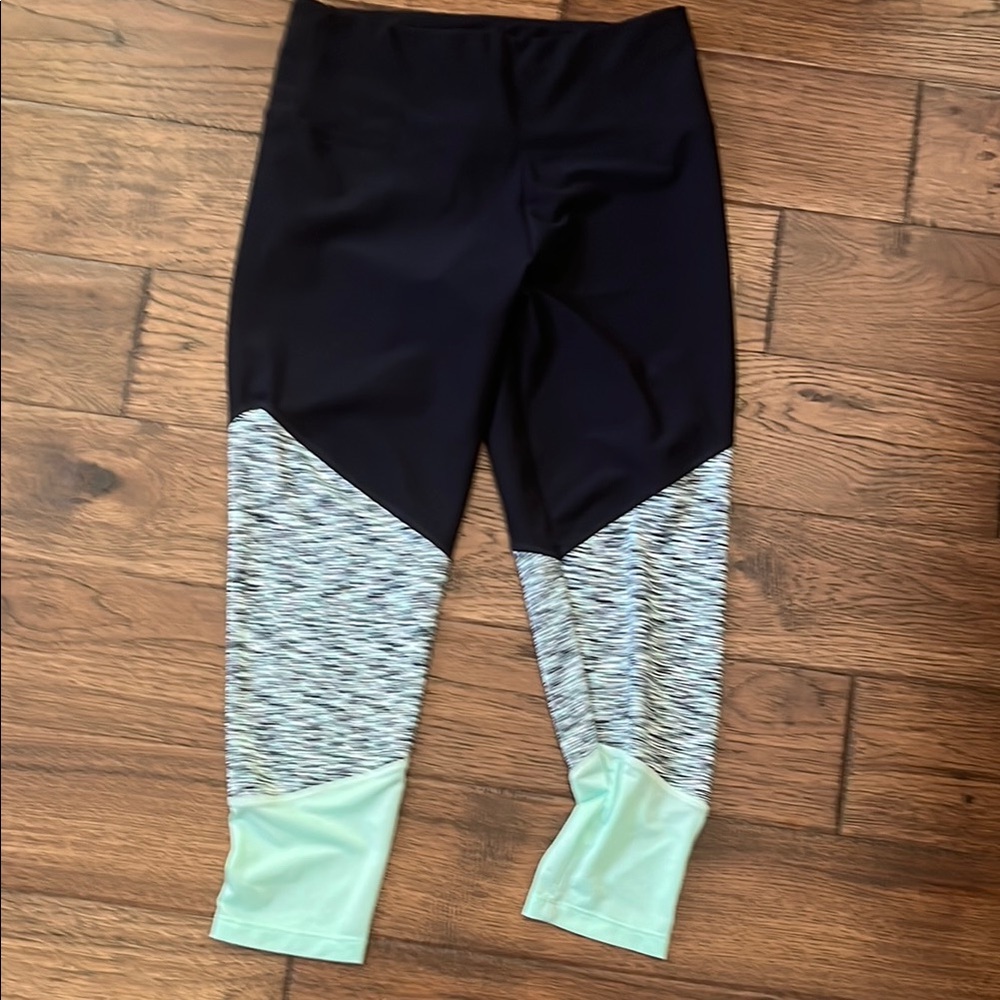 Women’s cropped Navy and Mint Leggings